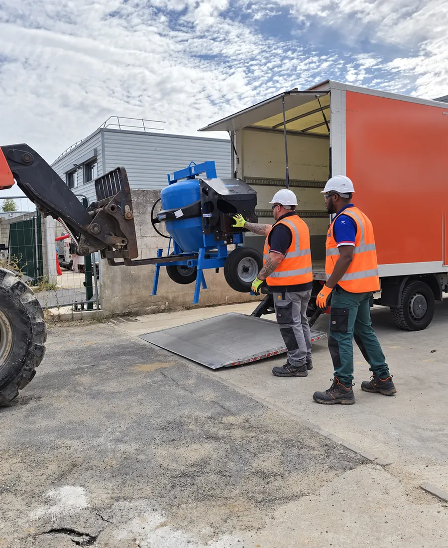 Équipe VIANA lors d'une livraison de matériel sur chantier