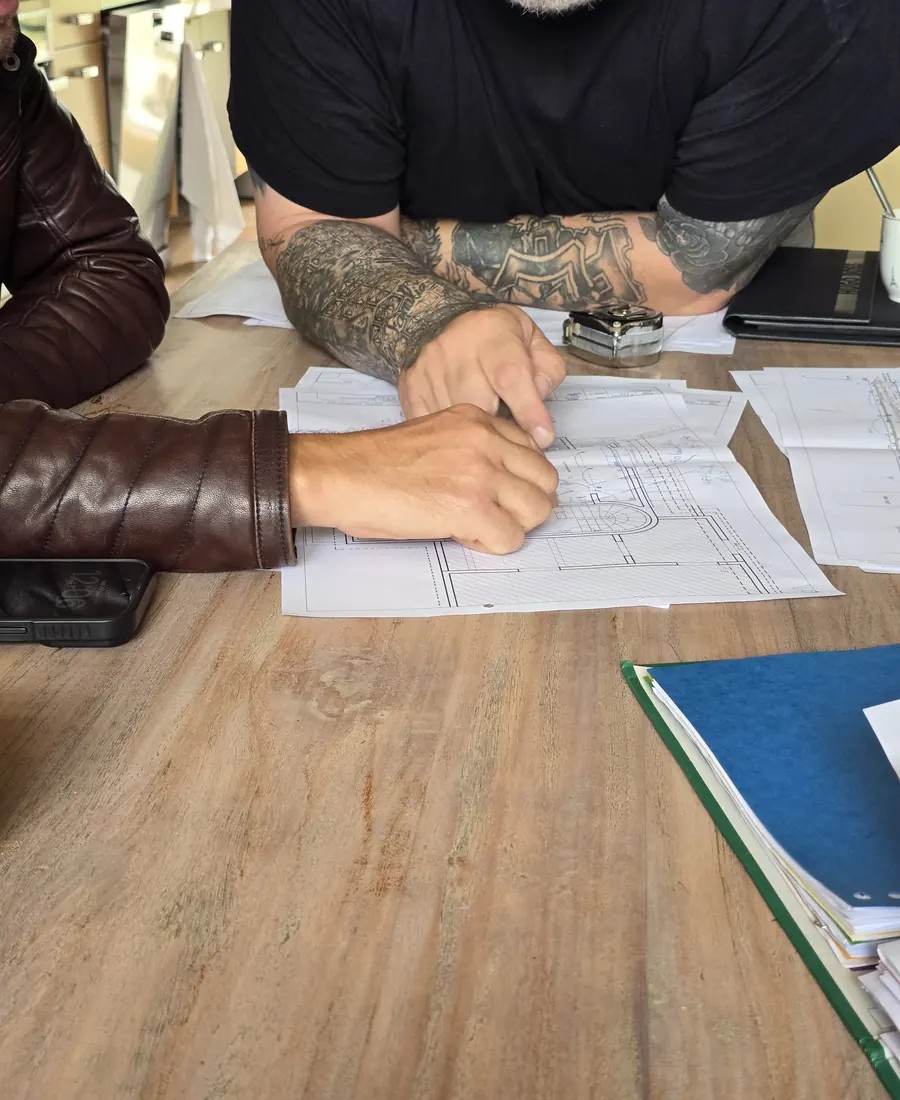 Équipe VIANA étudiant des plans de chantier